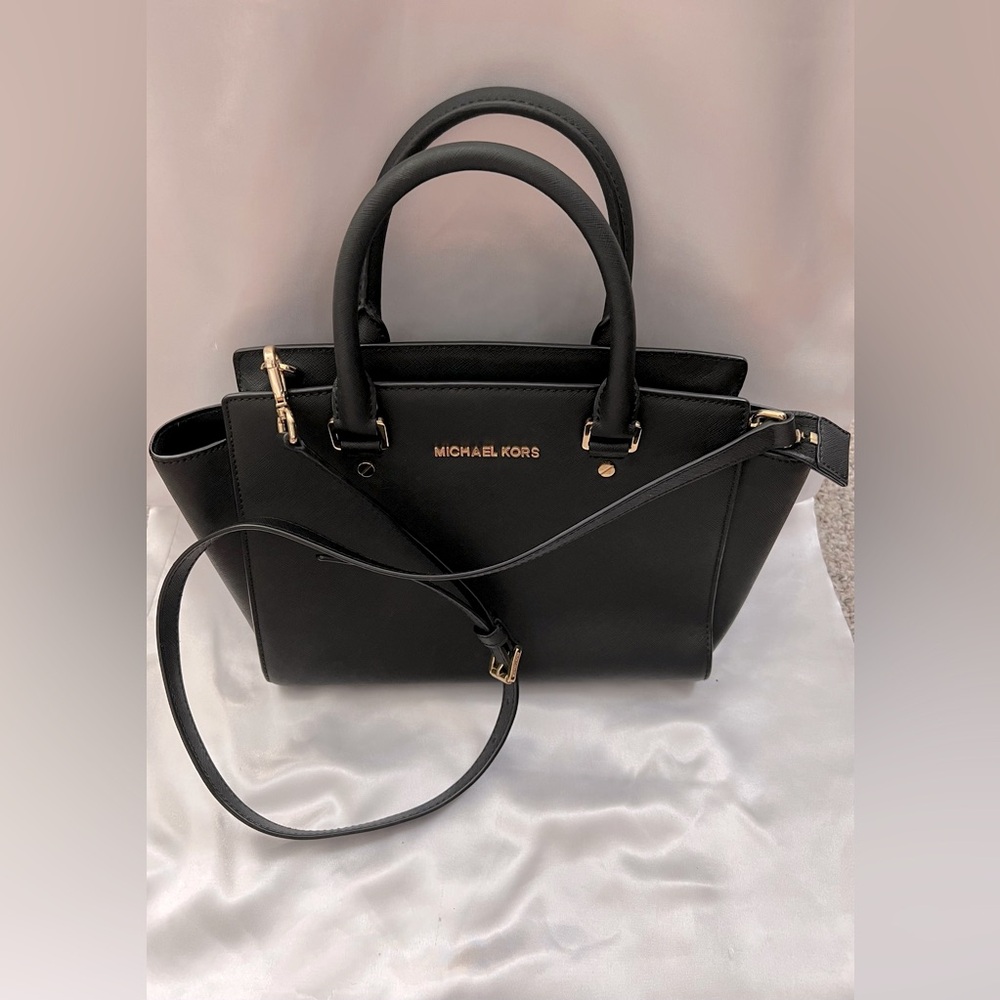 Michael Kors Medium Selma in Black with gold hardware - Picture 2 of 14
